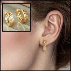 An Elegant Pair Of Earrings In Gold With Greek Key - Meander Design
